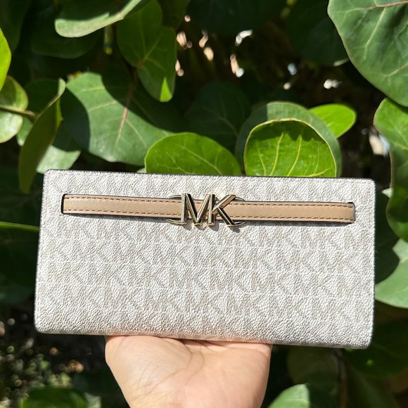 Michael Kors REED Large Flap Bifold Snap Wallet MK Light Cream/Buff - Picture 1 of 7